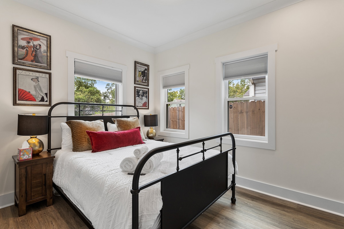 Relaksohu me stilin në këtë dhomë gjumi të bukur "queen" me krevat të mrekullueshëm nga "Liberty Furniture" dhe komodina me porta karikimi me valë. Dekorit i shtohen abazhurët e mrekullueshëm prej ari dhe veprat e bukura të artit Vogue. 