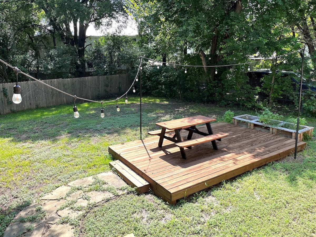 ~ No cleaning fees! ~ Pretty Great East ATX House