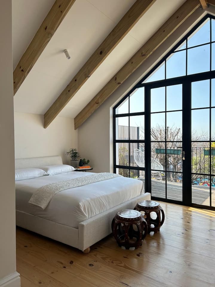 אין וילונות. אם אתם רגישים לאור, הסדינים מחשיכים (ולקרו) שניתן להסיר / להתקין במהירות.