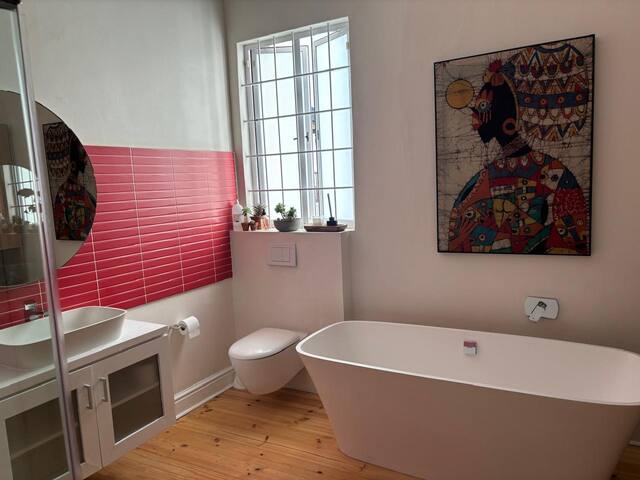 Contemporary Woodstock Cottage gallery image 2