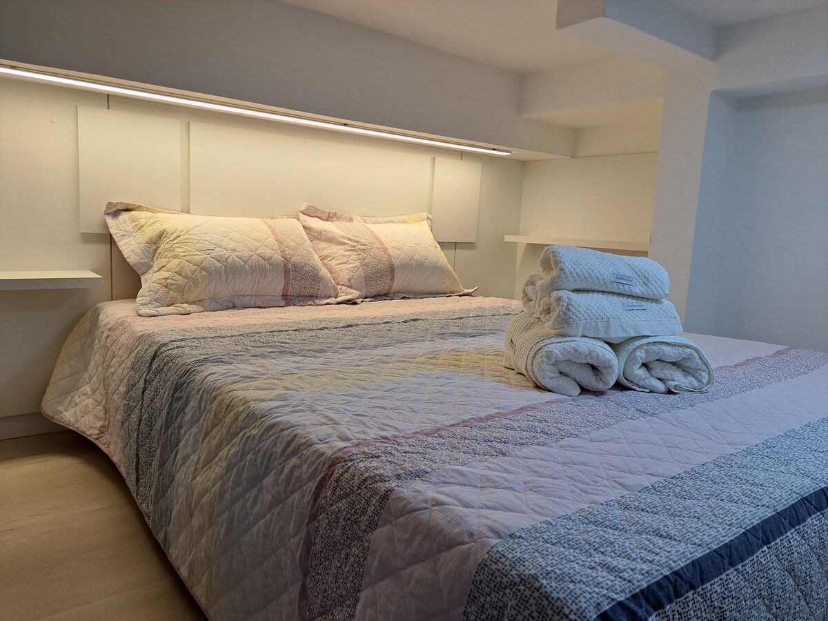 חדר עם מיטה זוגית