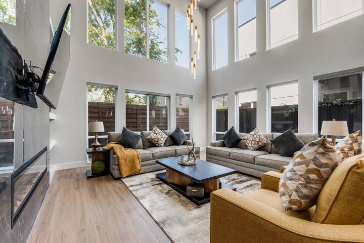 Luxurious Newly Built 5BR 5BA | Rooftop W/ Grill gallery image 4