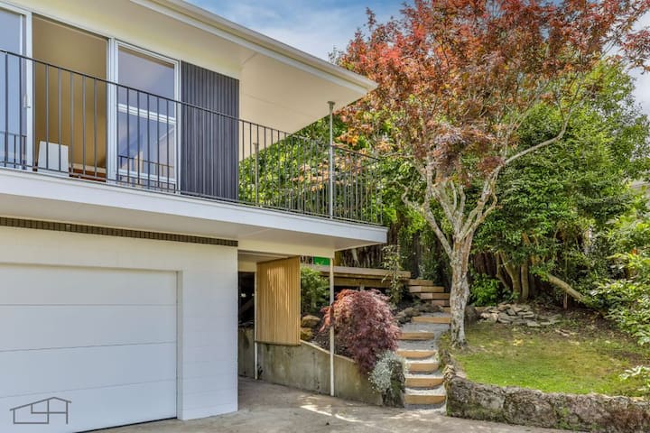 Leafy Retreat On City Edge - Auckland