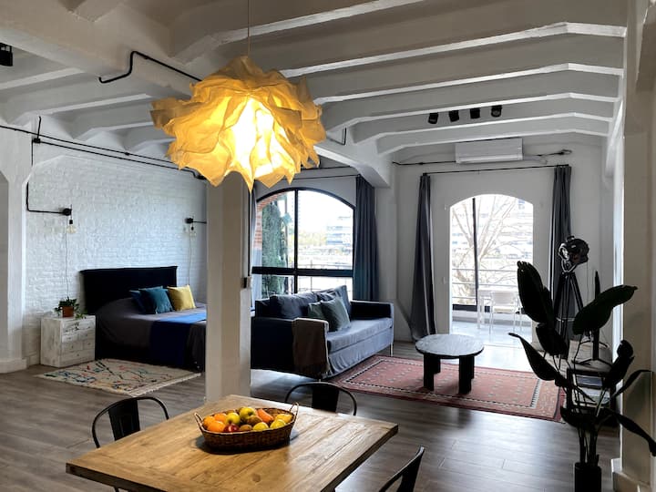 Loft estudio en Puerto Madero con balcón y vista al río