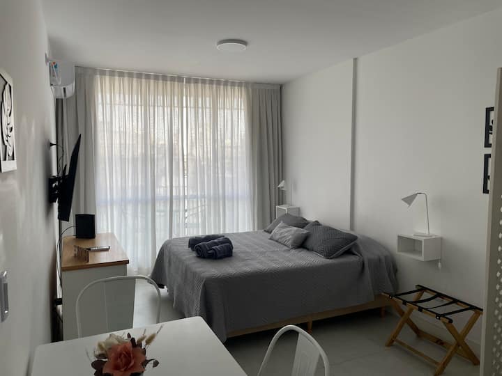 Kitnet com varanda privativa em San Telmo