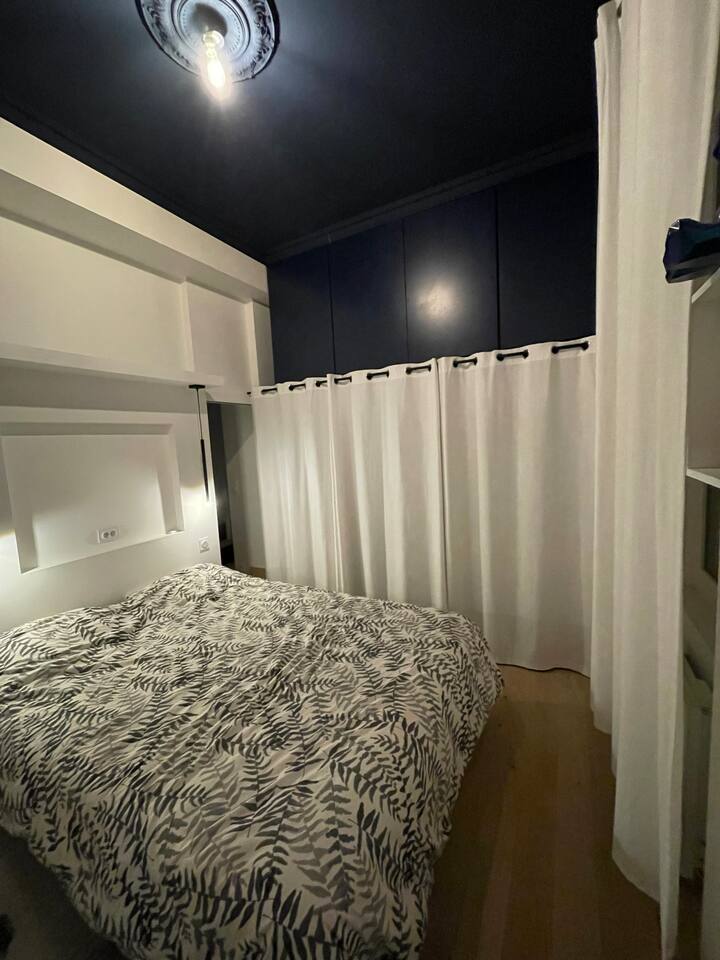 غرفة فسيحة مع الكثير من التخزين تقع في جانب فناء هادئ