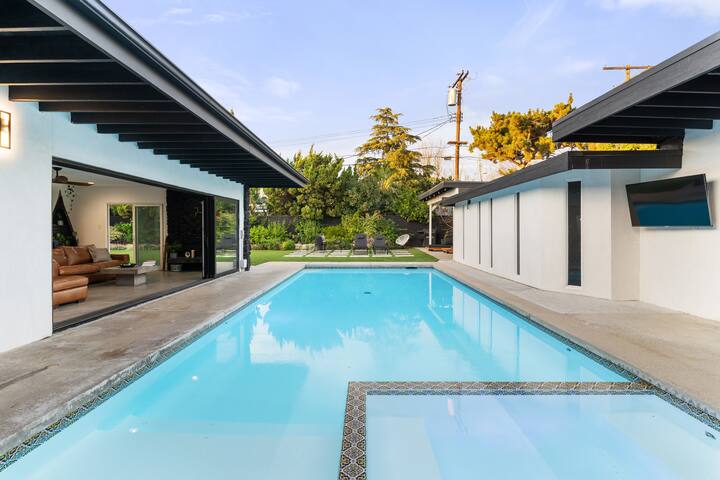 Zen Luxe Home 4bed-private pool, sauna, oasis yard gallery image 2