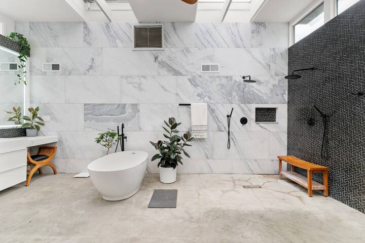 Zen Luxe Home 4bed-private pool, sauna, oasis yard gallery image 5