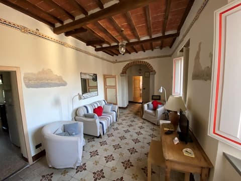 Popular Airbnb listing: Charming flat in old town (C.Lago) in Castiglione Del Lago