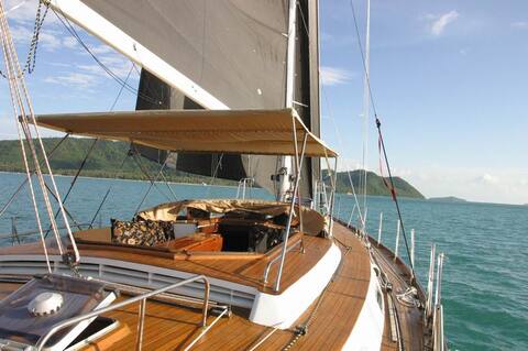 Luxury Yacht Escape in Busuanga