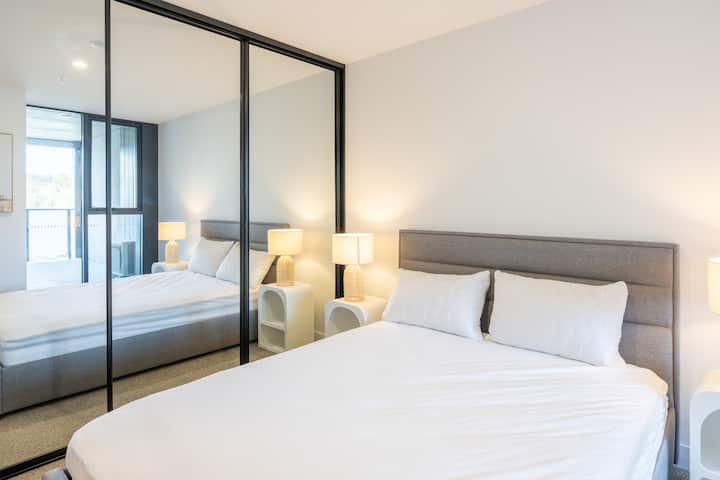 Модерен брачен кревет (широк 150-179 см) со основни удобности во собата, надополнет со премиум постелнина во хотелски стил и кадифени перници за мирен престој.