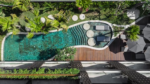 Paradoxe: 5BR Villa with Pool & Gym Near Canggu