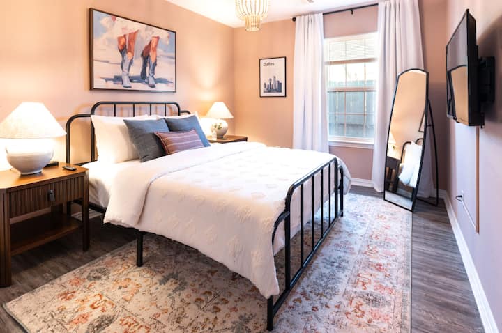 להתרווח במיטת קווין סייז בחלל הרגוע והמרגיע הזה, עם מראה גדולה שמוסיפה אור ועומק, וטלוויזיה בגודל 42 אינץ' לבידורכם. להתארגן, להירגע וליהנות מהנסיעה!