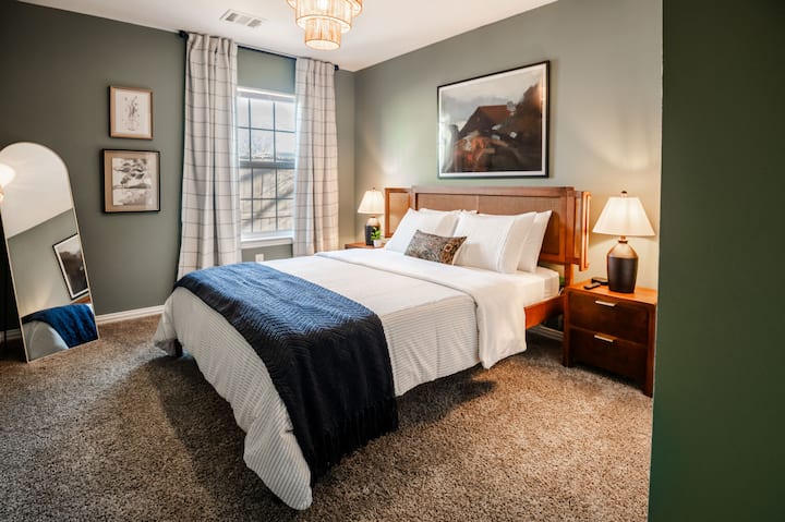 החדר הירוק שלנו הוא מקום מפלט שליו, המציע אווירה שלווה ומרעננת. הגוונים המרגיעים מושלמים כדי להירגע ולהירגע, מה שהופך אותו למקום נהדר לטעינה מחדש במהלך השהייה.