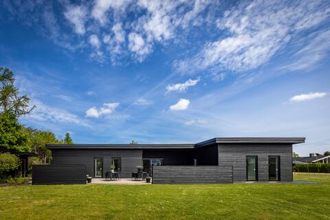 Large cottage with a wilderness bath, outdoor shower and sauna