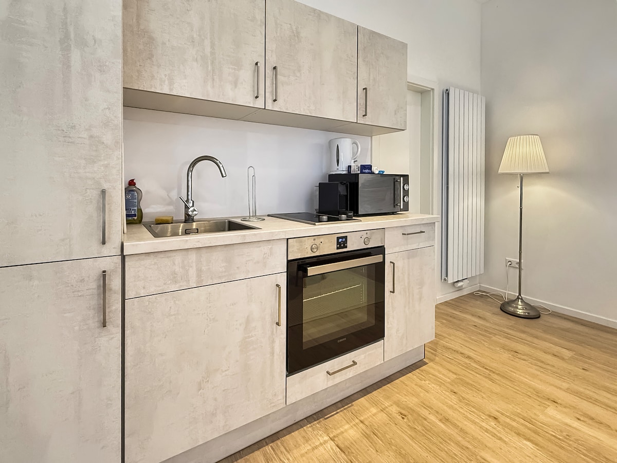 Top Airbnb: Modernes Studio Apartment + Küche in Linden Mitte