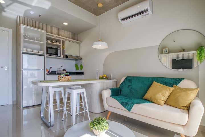 Cozy Apt with Balcony Parks, Mall & Dining Nearby