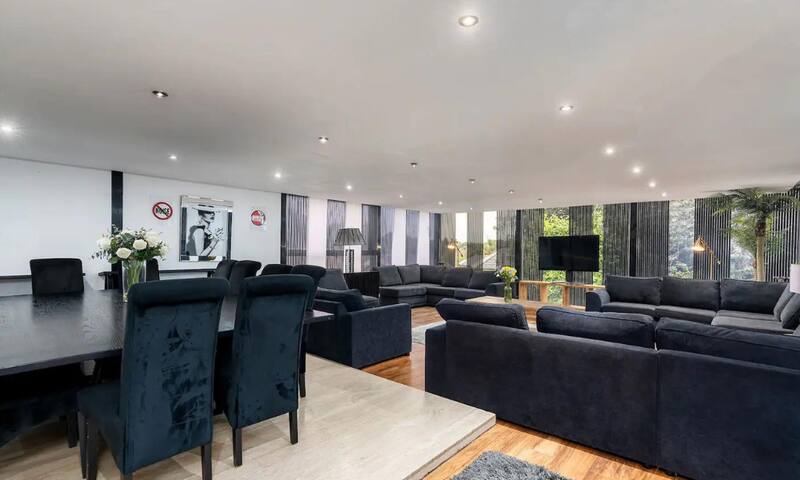 Heaton Park Spa House – Inc Indoor Pool & Hot Tub gallery image 5