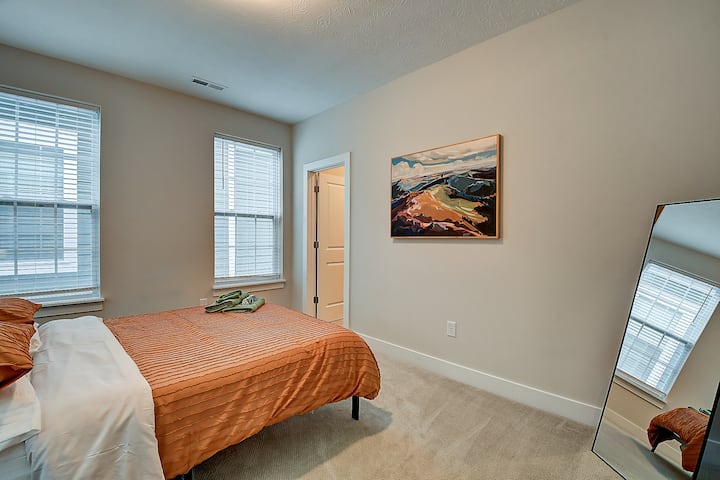 Kitanda cha malkia kilicho na kabati ya kuingia ndani