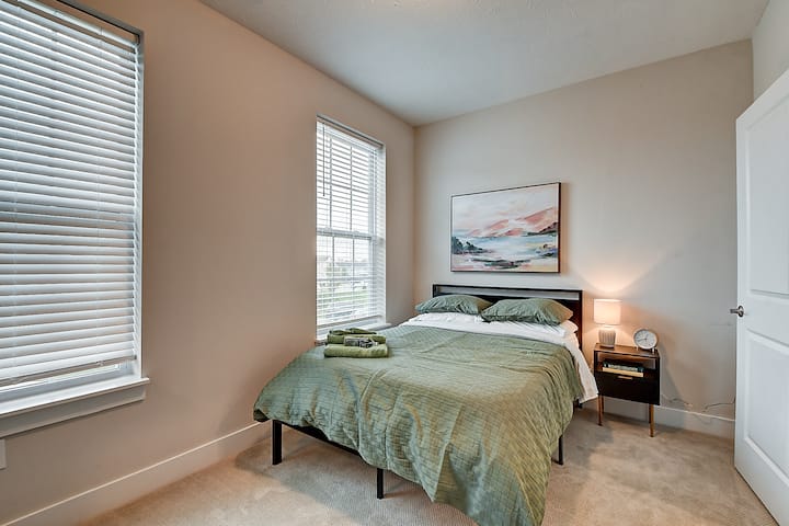 Kitanda cha ukubwa kamili kilicho na kabati la kujipambia na kabati la kuingia