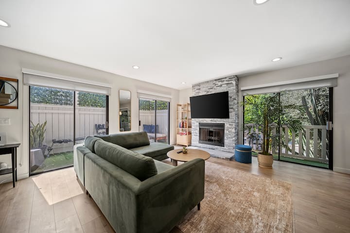 3BR Luxe steps away from Sunset Blvd | Hollywood