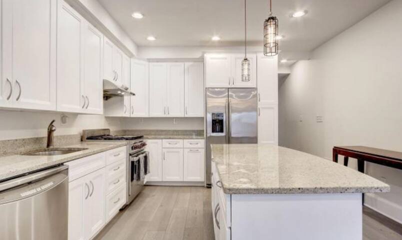 Family Home in Capitol Hill gallery image 4