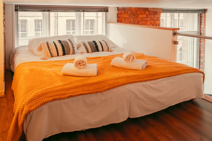 位于夹层，有4英尺高的天花板和窗户。 床可通过时尚的梯子（ 9级台阶）进入。