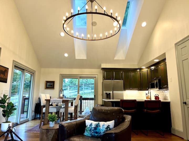 Отворена концептуална дневна соба и кујна.