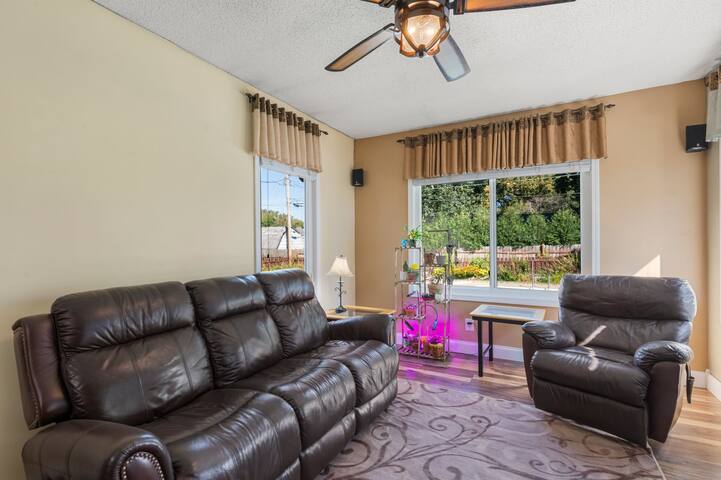 Cozy Home | 20min->MSP | Dogs gallery image 5