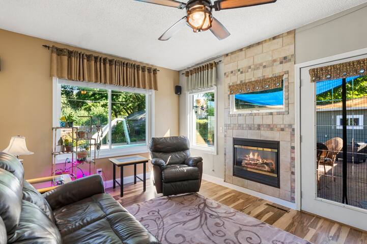 Cozy Home | 20min->MSP | Dogs gallery image 3