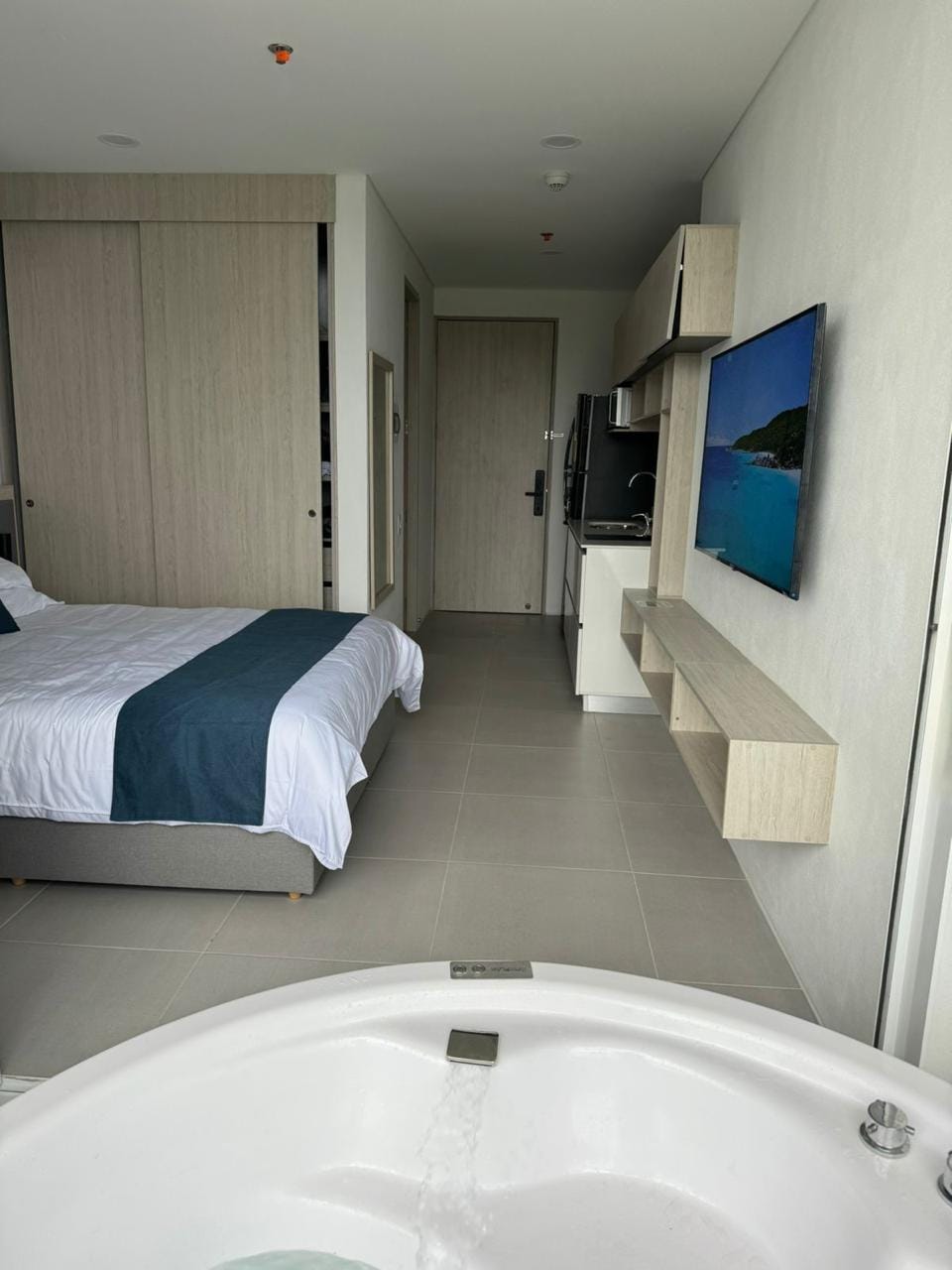 Suite de lujo con cama cómoda, TV y un jacuzzi para momentos de relajación total. ¡Tu refugio perfecto! ️