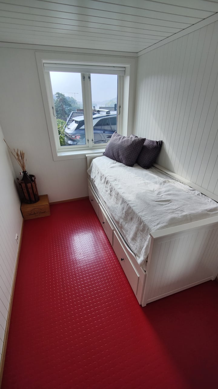 Dormitorio con una cama doble (la cama se saca del cajón debajo para un tamaño completo).