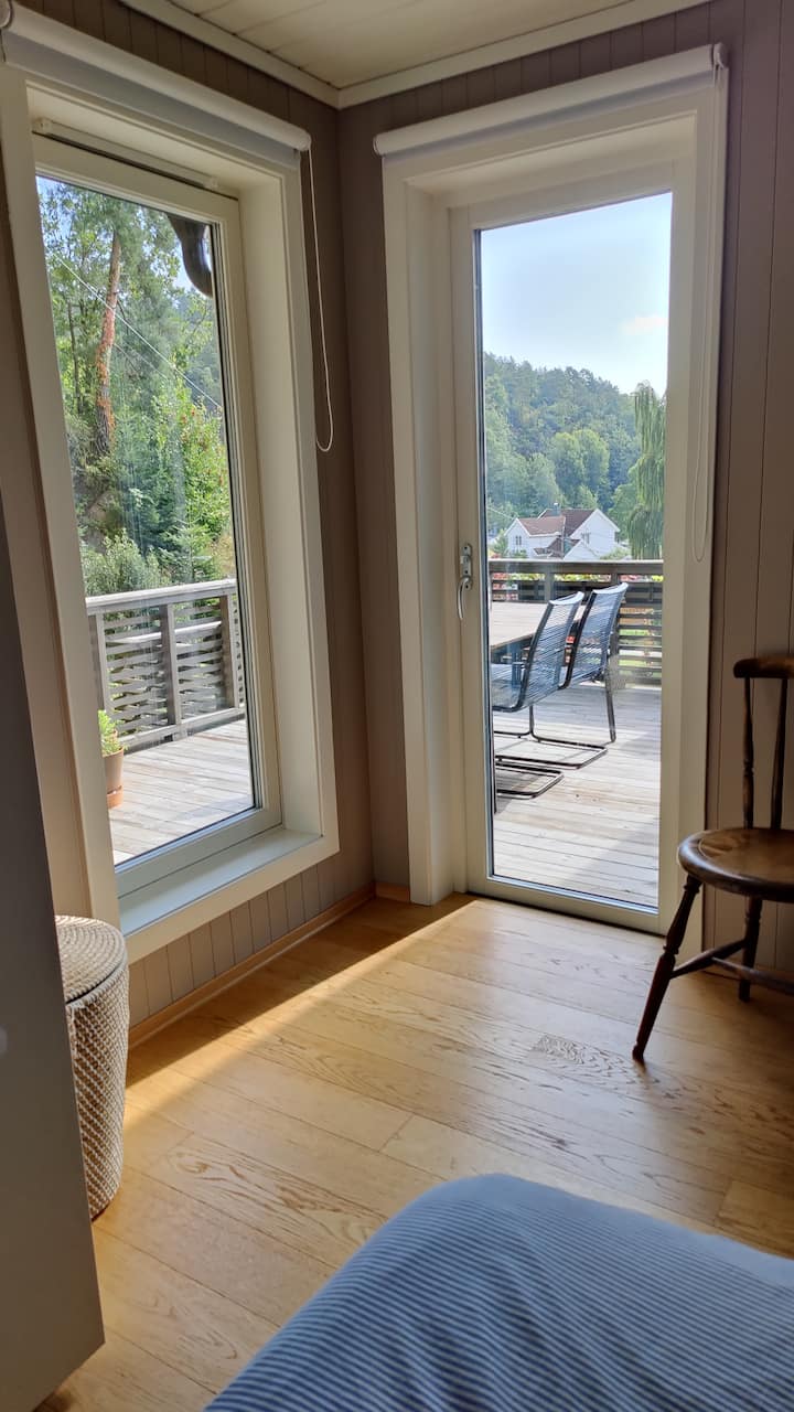 Dormitorio grande y fresco con baño privado, vista y salida a la terraza.