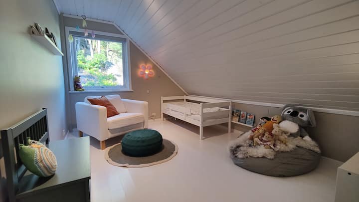 Amplia habitación infantil con cama para bebés.