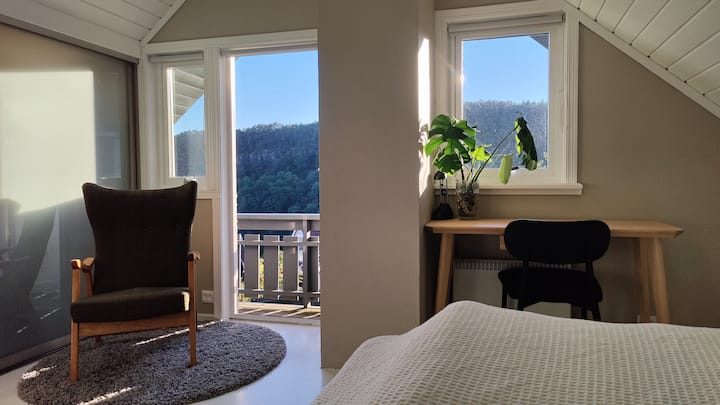 Dormitorio grande con vista y balcón privado. Pequeña zona de trabajo 