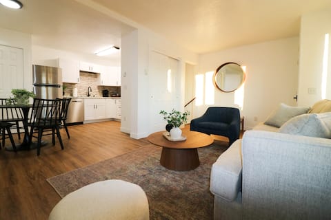 Updated 2 Bedroom Stay in the Heart of Evanston