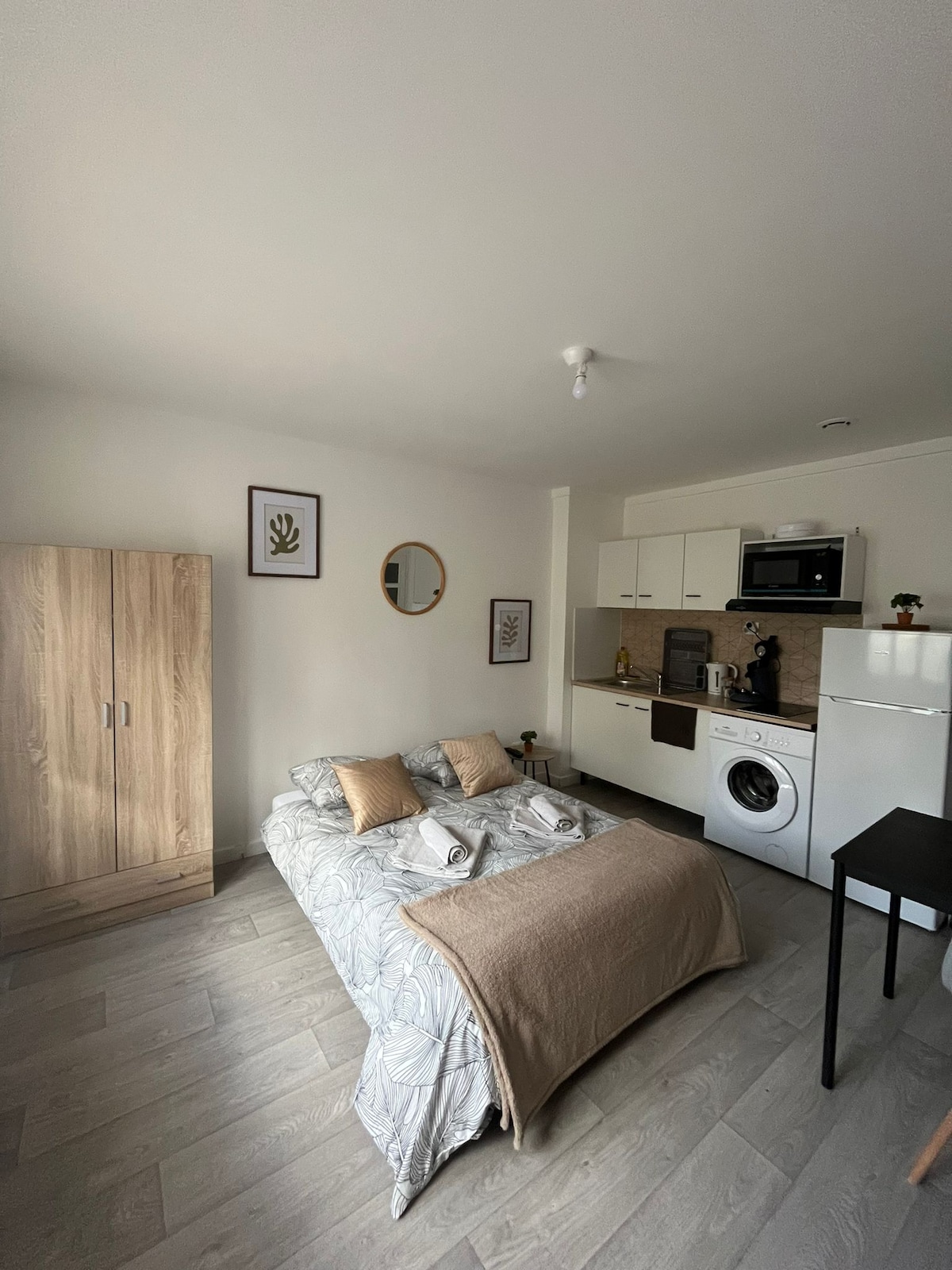 Sala de estar, sofá cama, cocina, lavadora, ropa de cama, toallas, armario