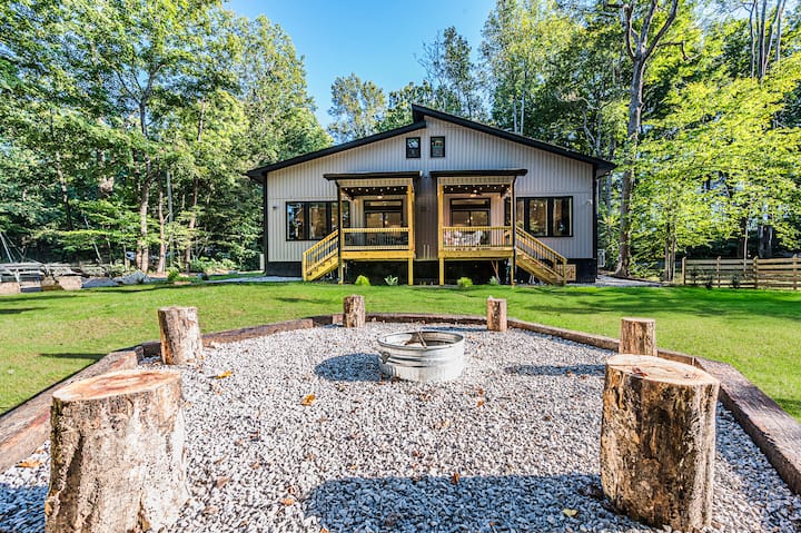 Woodside Retreat A&B:Modern Home Near Lake!