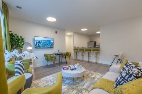 Opulence n Olive| 4bath, 10 beds+Park 2 cars FREE