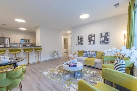 2 apts, 10 beds+4bath, Sleeps 16 +Park 2 cars FREE