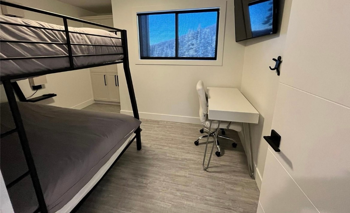 卧室配有双层床：底部配备标准双人床，顶部配备双人床。 可供2位成人和2位儿童或3位成人入住。 电视和最近的（仅限架子）