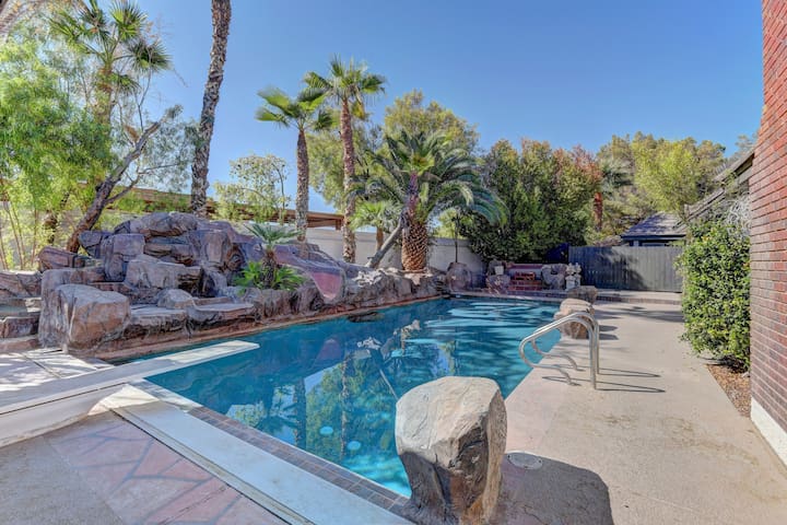 Luxury Villa 4 mile to strip/Convention Center