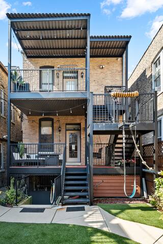 NEW 4BD / 4BTH – 2 UNITS – Wicker Park + Garage! gallery image 2