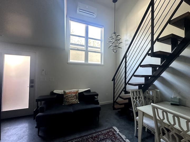 Изглед към всекидневната от кухненския бокс с много естествена светлина