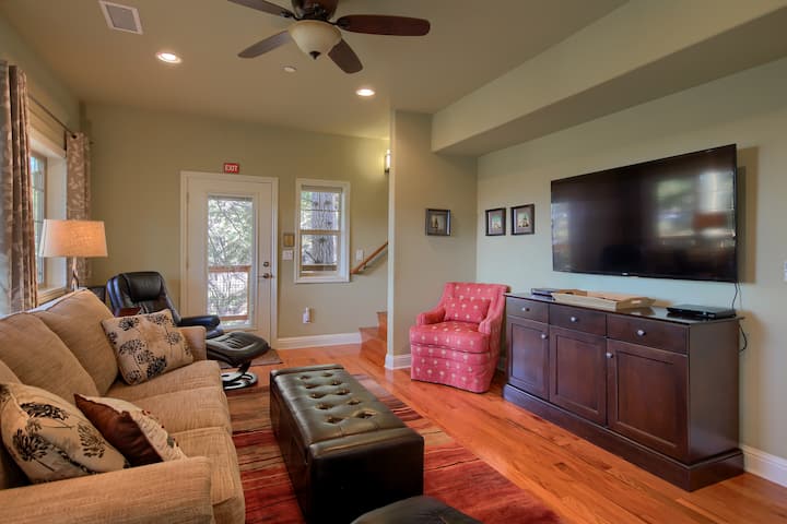 Middle floor TV/Living Area