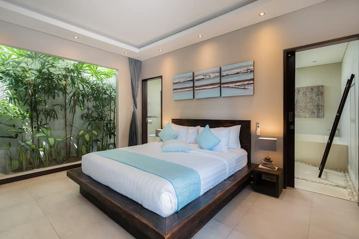 חדר שינה 1 - מיטה זוגית - טלוויזיה - מלתחה -  מיזוג אוויר - חדר רחצה צמוד  
