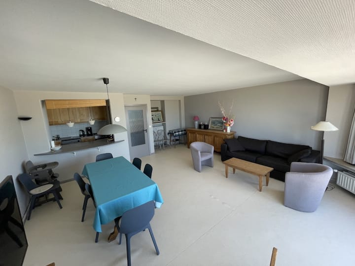 8 Places apartment facing the sea