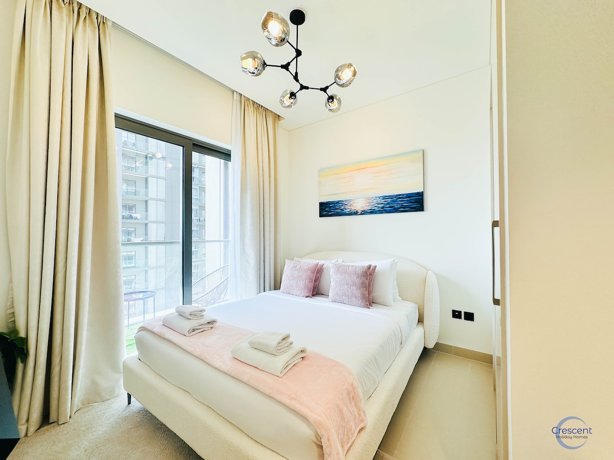 Uživajte u mirnom odmoru u drugoj spavaćoj sobi s izravnim pristupom privatnom balkonu za dašak svježeg zraka i zadivljujući pogled.