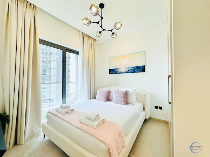 เพลิดเพลินกับการพักผ่อนอย่างสงบในห้องนอนที่ 2 ซึ่งเข้าถึงระเบียงส่วนตัวได้โดยตรงเพื่อสูดอากาศบริสุทธิ์และวิวที่สวยงาม