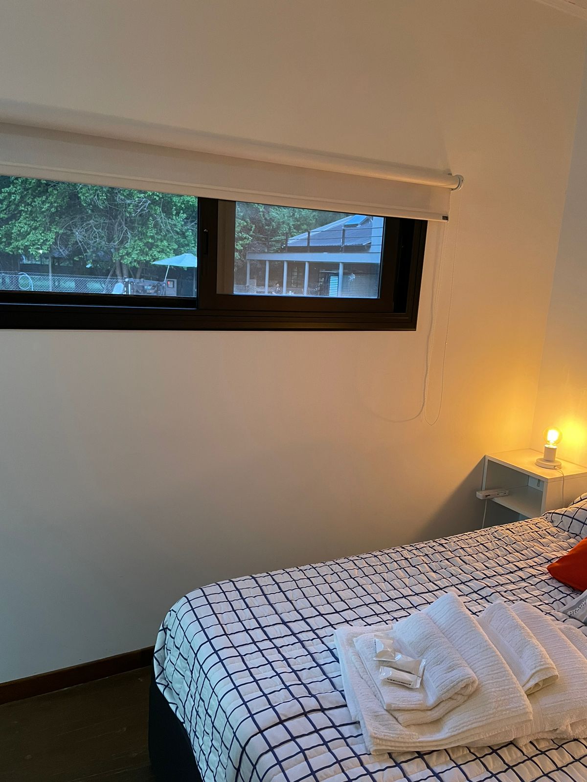 חדר עם מיטה זוגית ופלאקאר.